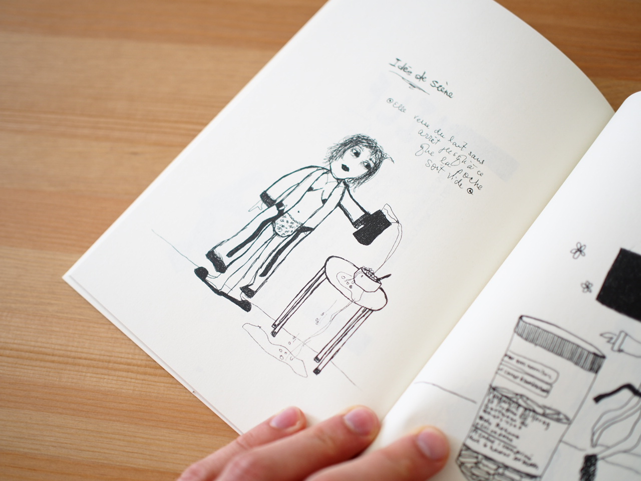 Des illustrations de l’autrice sont intégrées à la publication. Elles ont été réalisées antérieurement à l’écriture textuelle et doivent préfigurer aux impressions à transmettre.